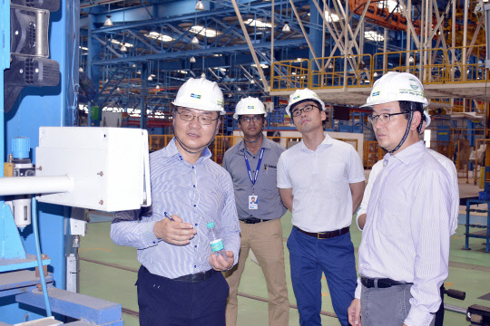 스캇성철박 두산밥캣 사장(오른쪽 첫번째)이 지난 4일 인도 첸나이에 위치한 두산밥캣 백호로더 공장에서 사업 추진현황을 점검하고 있다.  <두산밥캣 제공>